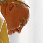 Francisco confiesa en el libro que le molesta que le llamen «el Papa de los pobres» porque «soy el Papa de todos»