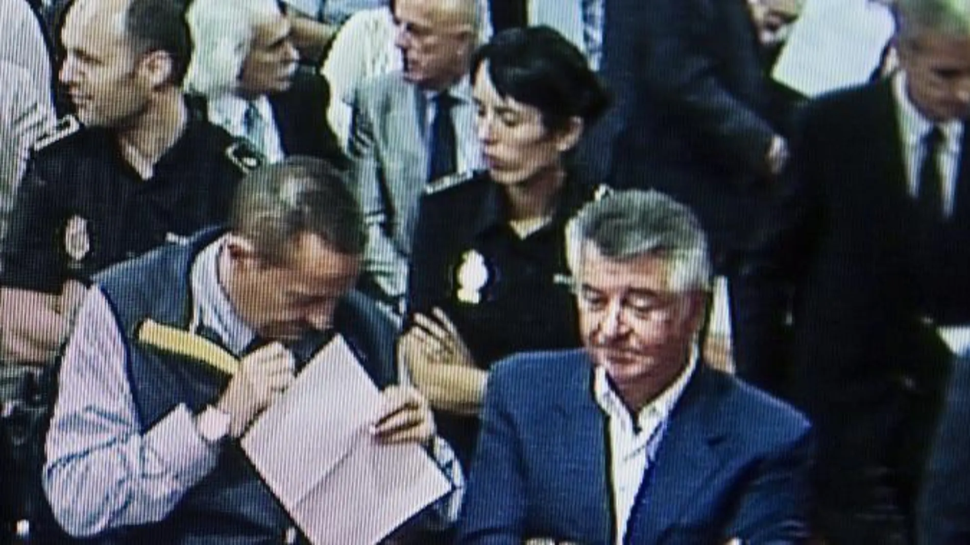 Imagen captada de un monitor en la sala de prensa de la Audiencia. El exalcalde de Marbella Julián Muñoz (i) y el exasesor urbanístico del Ayuntamiento marbellí Juan Antonio Roca (d), momentos antes de escuchar al sentencia