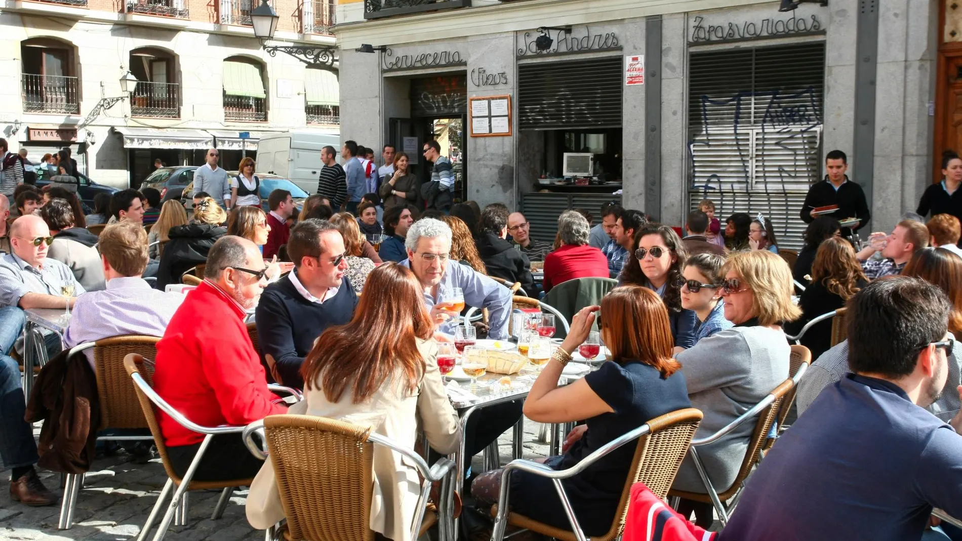 Terrazas en Madrid llenas de gente | J. G. Feria