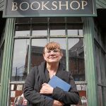 Isabel Coixet posa en la fachada de la tienda de libros que ha recreado para su nueva película, «La librería»
