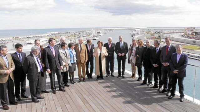 Los embajadores posan junto al presidente Fabra, la alcaldesa, el ministro Margallo y Pablo Landecho