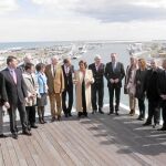 Los embajadores posan junto al presidente Fabra, la alcaldesa, el ministro Margallo y Pablo Landecho