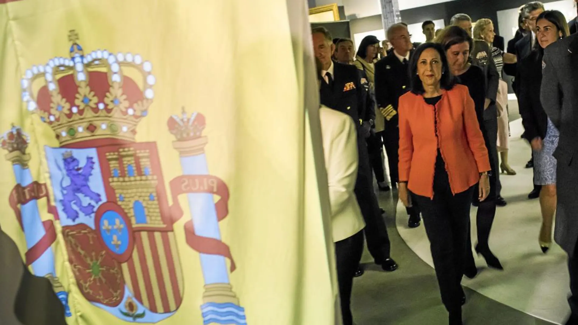 La ministra de Defensa, Margarita Robles, ayer, en la exposición «175 años de nuestra bandera»