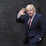 El exalcalde de Londres, Boris Johnson, saluda a los medios a su llegada al número 10 de Downing Street en Londres, Reino Unido, ayer