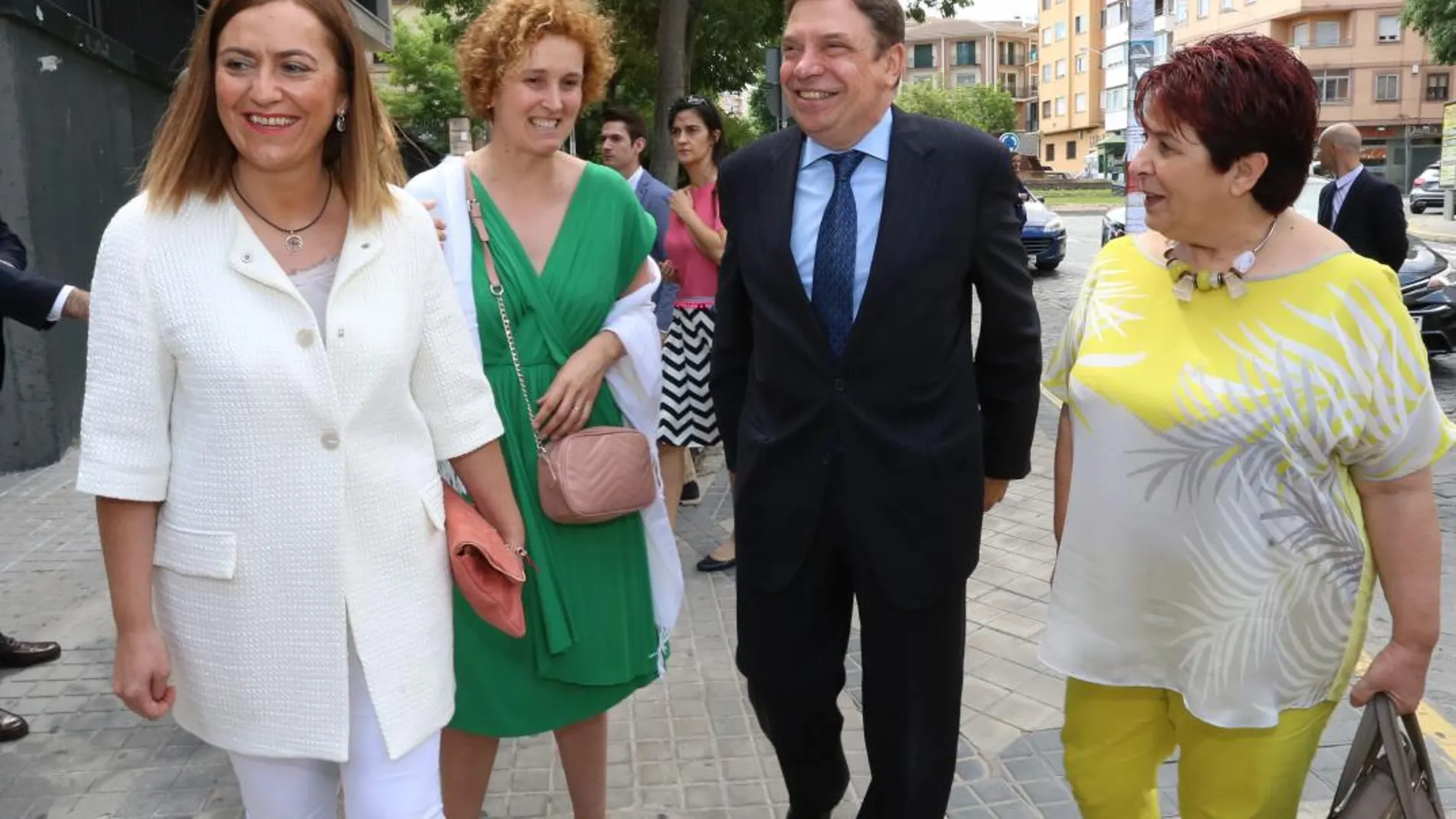 El ministro Planas acompañado por Virgina Barcones, Clara Luquero y Lirio Martín, ayer en Segovia