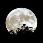 Salida de la luna esta tarde en Pontedeume (A Coruña)