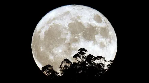 Salida de la luna esta tarde en Pontedeume (A Coruña)
