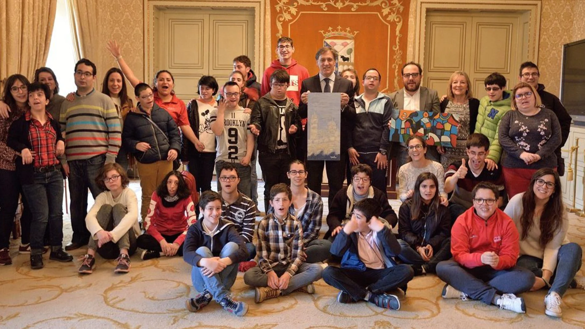 Carlos García Carbayo junto a los participantes de la Semicolonia de Aviva