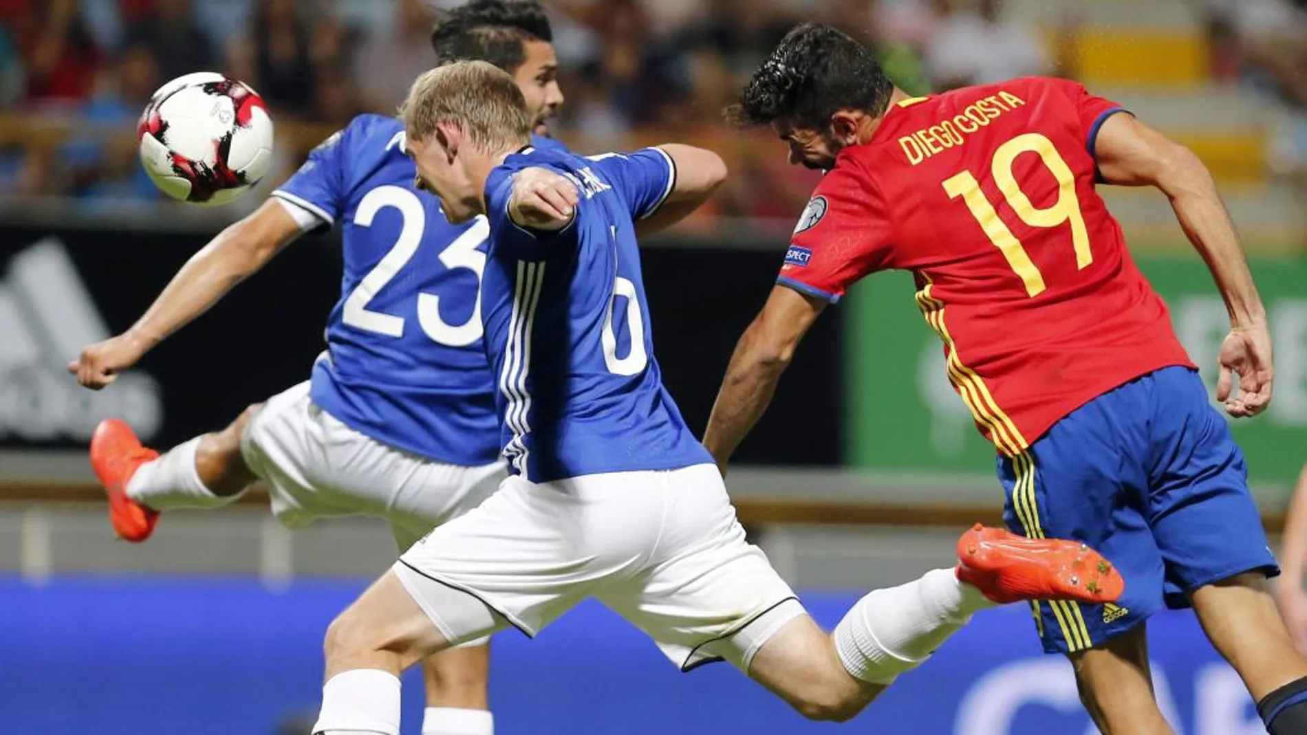 Diego Costa pelea un balón con el defensa del Liechtenstein