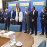 La ministra de Empelo, con el grupo de expertos que ha elaborado el informe sobre la reforma de la pensiones.