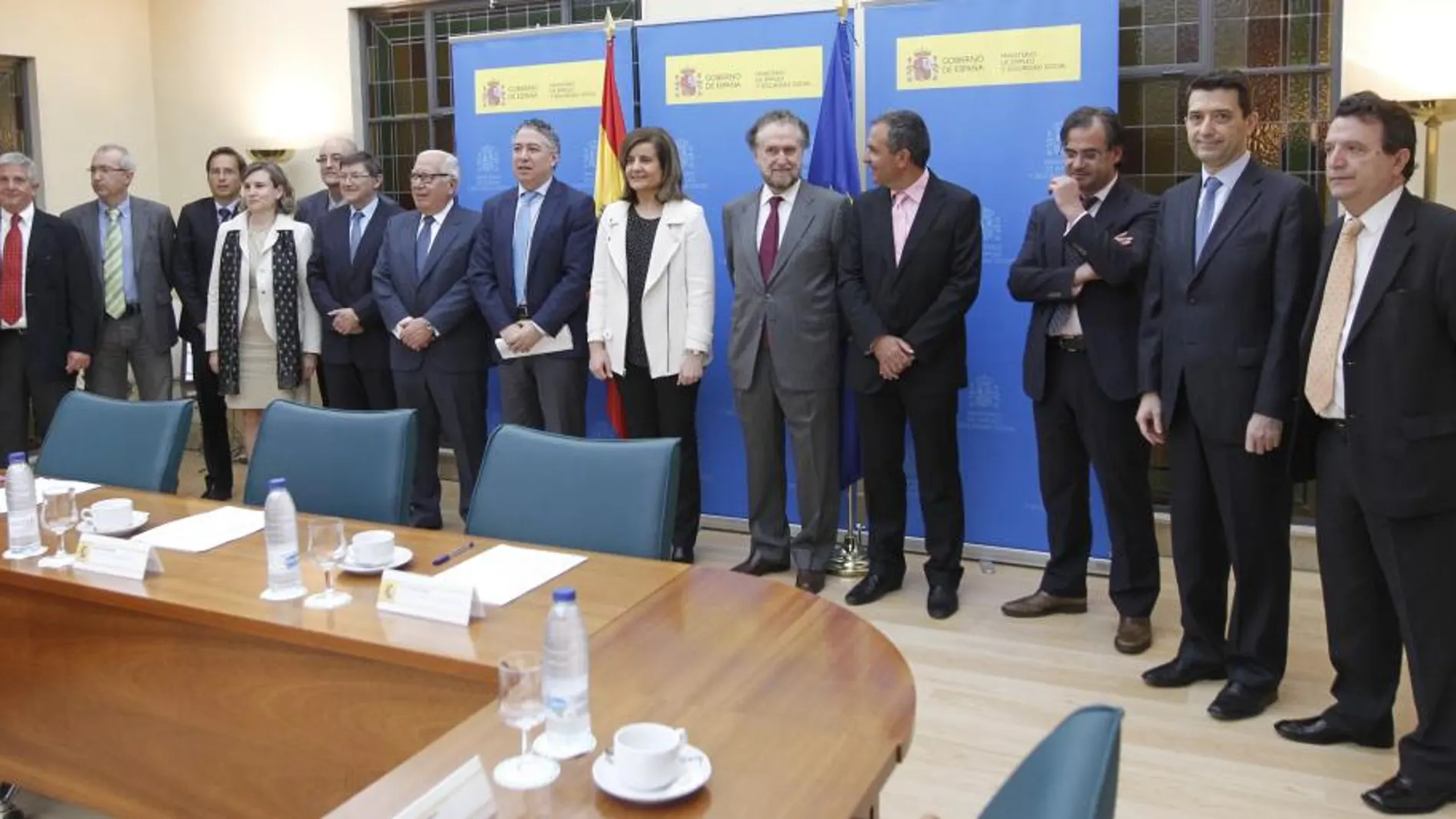 La ministra de Empelo, con el grupo de expertos que ha elaborado el informe sobre la reforma de la pensiones.