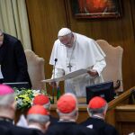 El papa Francisco a su llegada a la segunda jornada de la reunión que se celebra en el Vaticano sobre los abusos a menores por parte del clero
