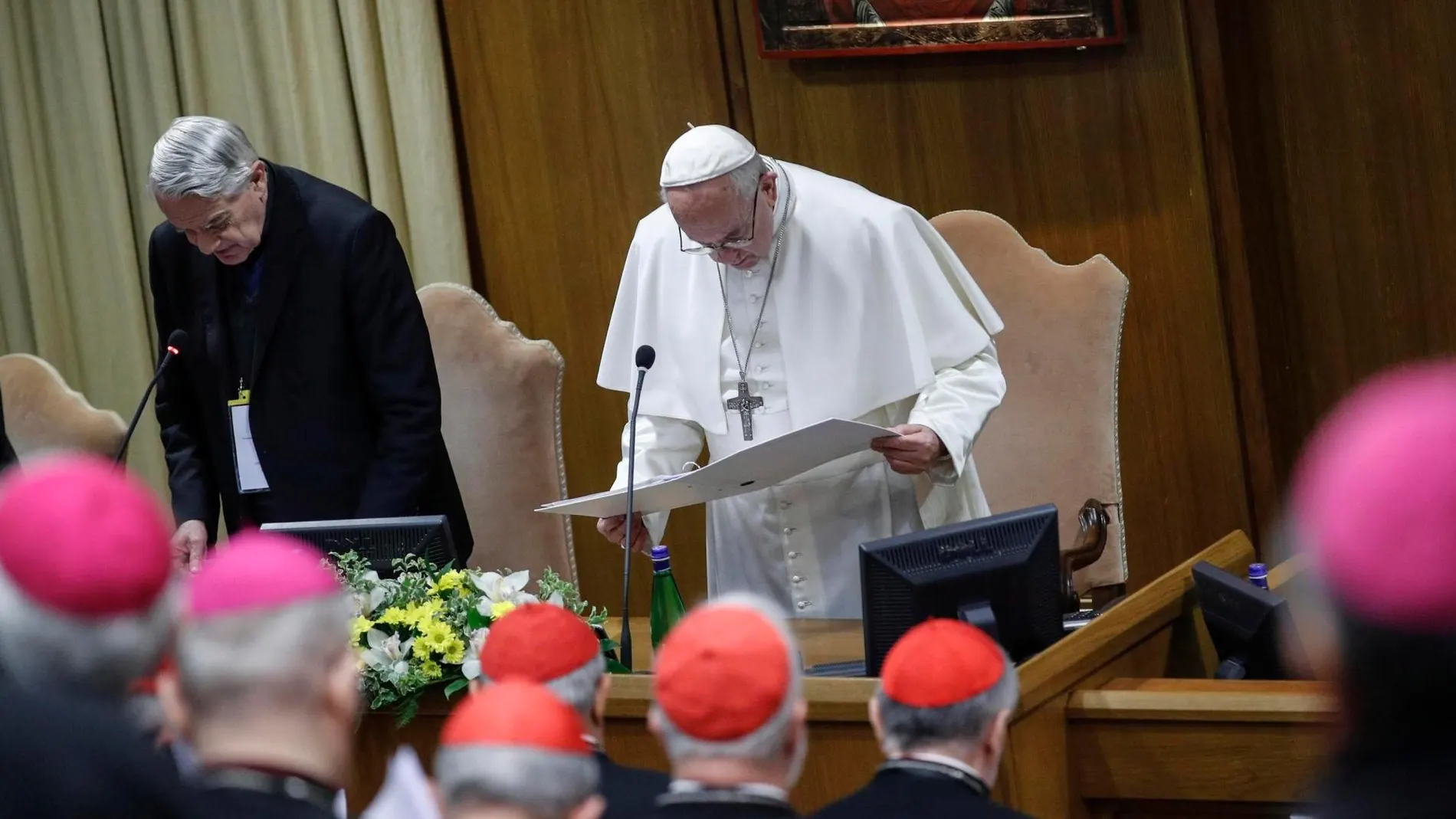 El papa Francisco a su llegada a la segunda jornada de la reunión que se celebra en el Vaticano sobre los abusos a menores por parte del clero