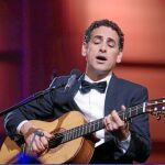 En los bises, Flórez se empleó con la guitarra