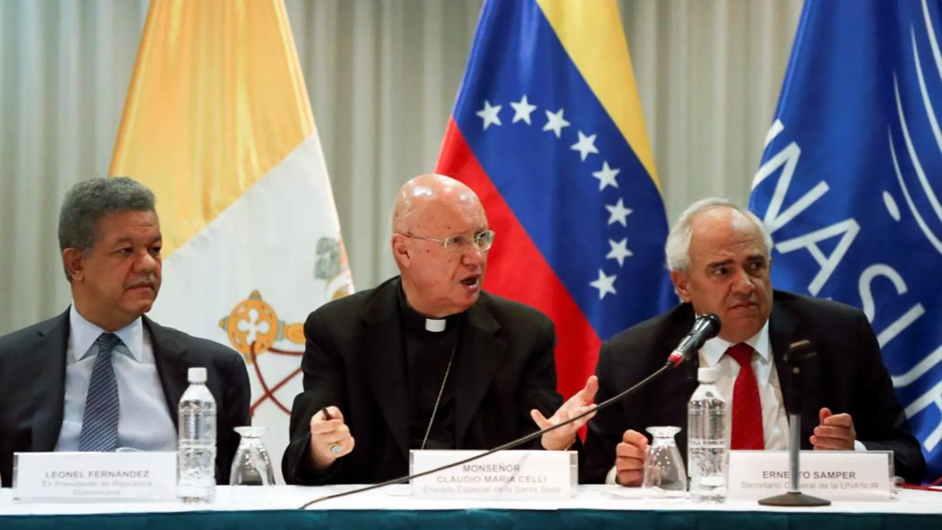 Monseñor Claudio Maria Celli, portavoz del Vaticano, habla entre el ex presidente dominicano Leonel Fernandez y Ernesto Samper.