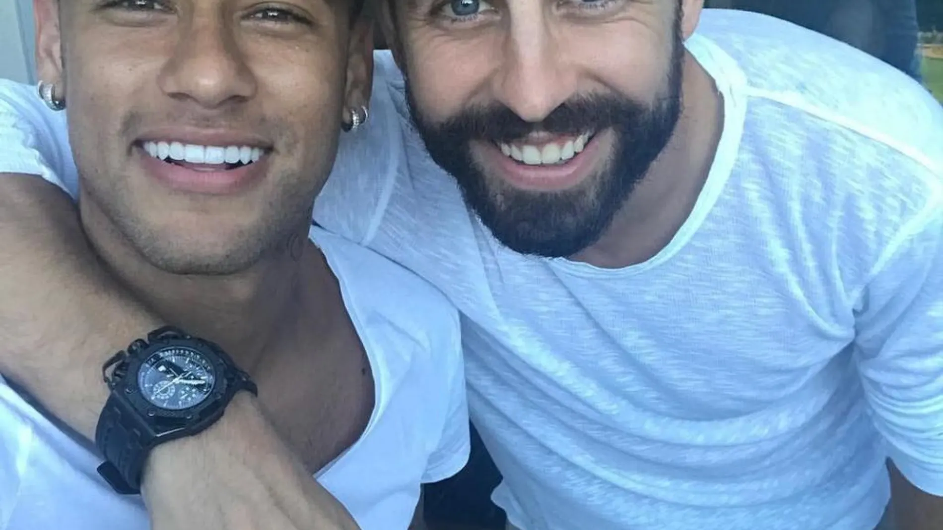 Imagen de Piqué y Neymar, en la que el brasileño volvió a bromear con el "Se queda"