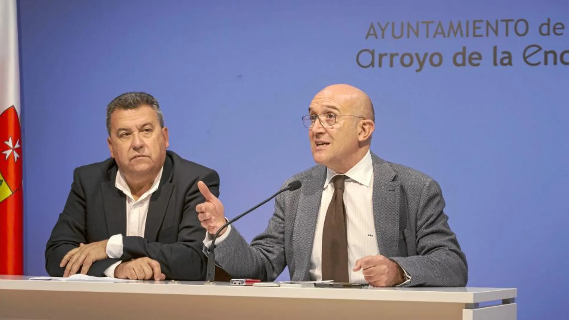 El presidente de la Diputación de Valladolid, Jesús Julio Carnero, y el alcalde de Arroyo, José Manuel Barrio.