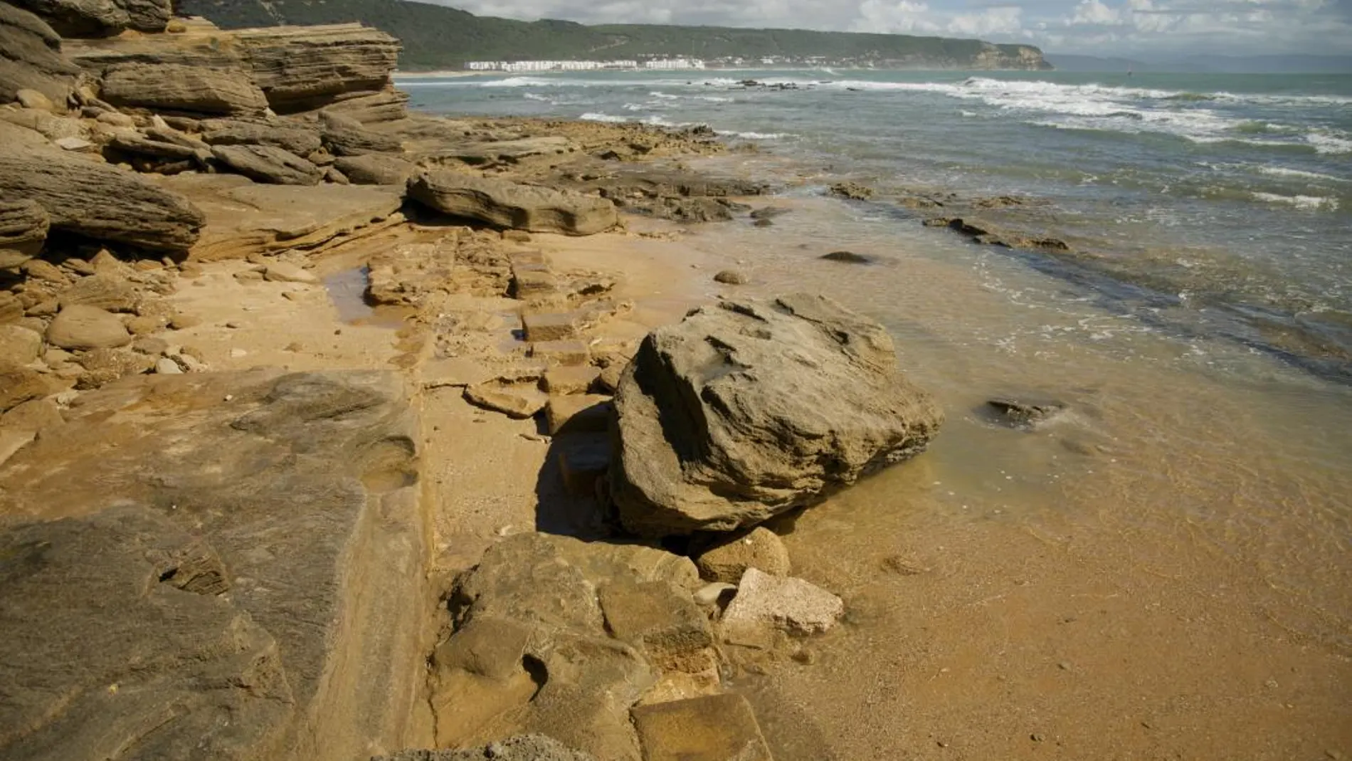 Fotografía facilitada por el Ayuntamiento de Barbate de los restos arquelógicos de una piscifactoría romana de más de cien metros cuadrados junto al faro de Trafalgar