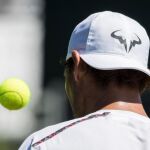 El tenista español Rafa Nadal durante un entrenamiento en el All England Club en Londres. Foto: EFE/ Peter Klaunzer.