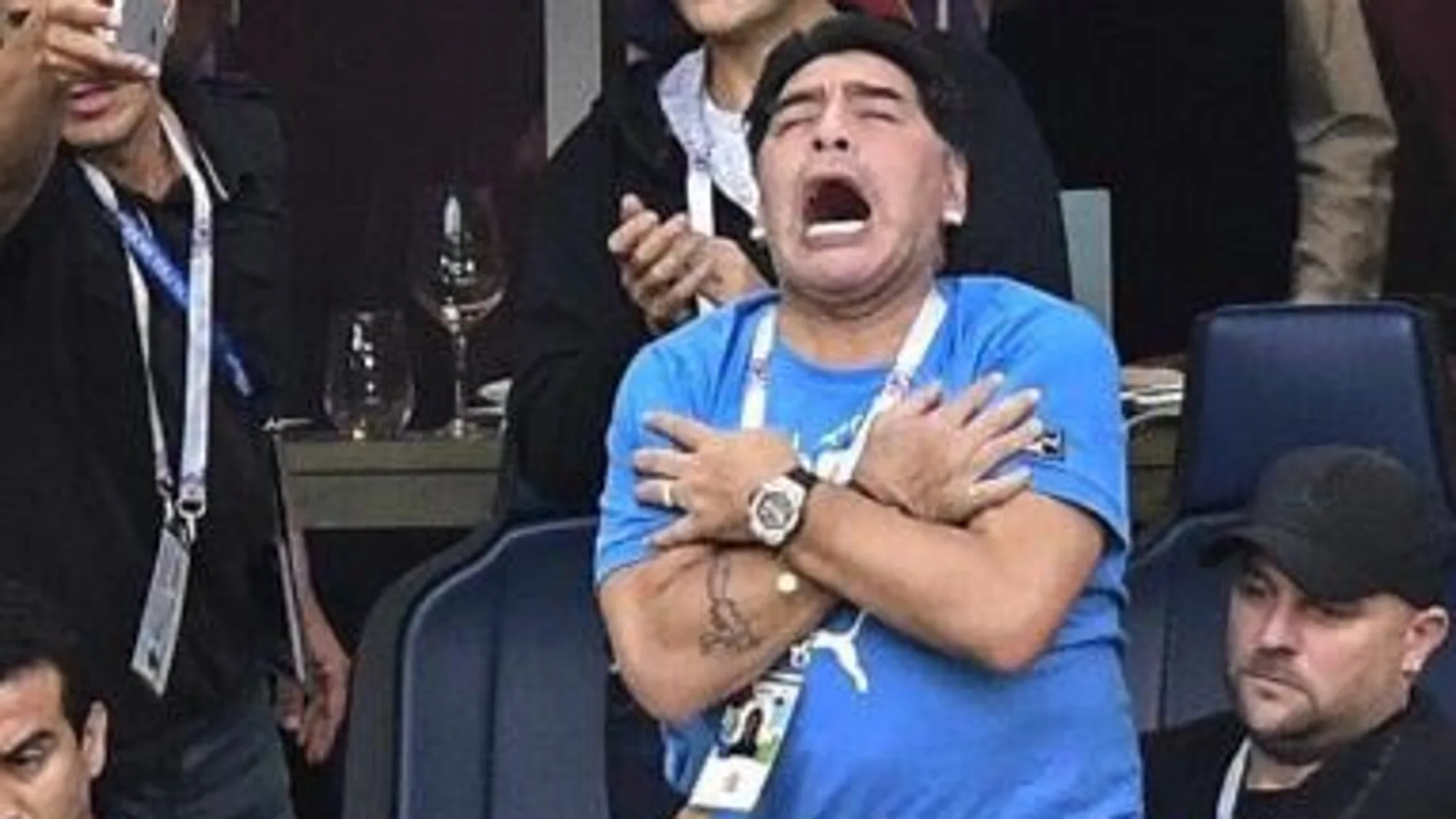 Maradona dio un lamentable espectáculo en el palco