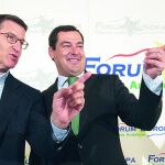 Alberto Núñez Feijóo y Juanma Moreno, en el desayuno de Fórum Europa.
