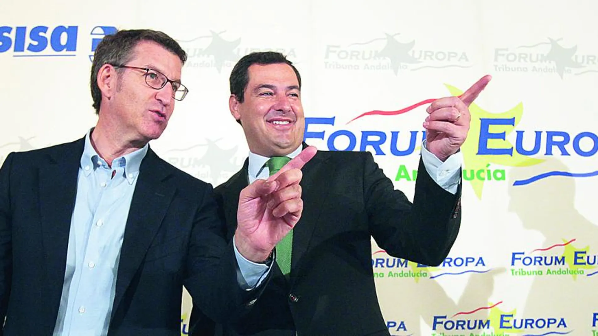 Alberto Núñez Feijóo y Juanma Moreno, en el desayuno de Fórum Europa.