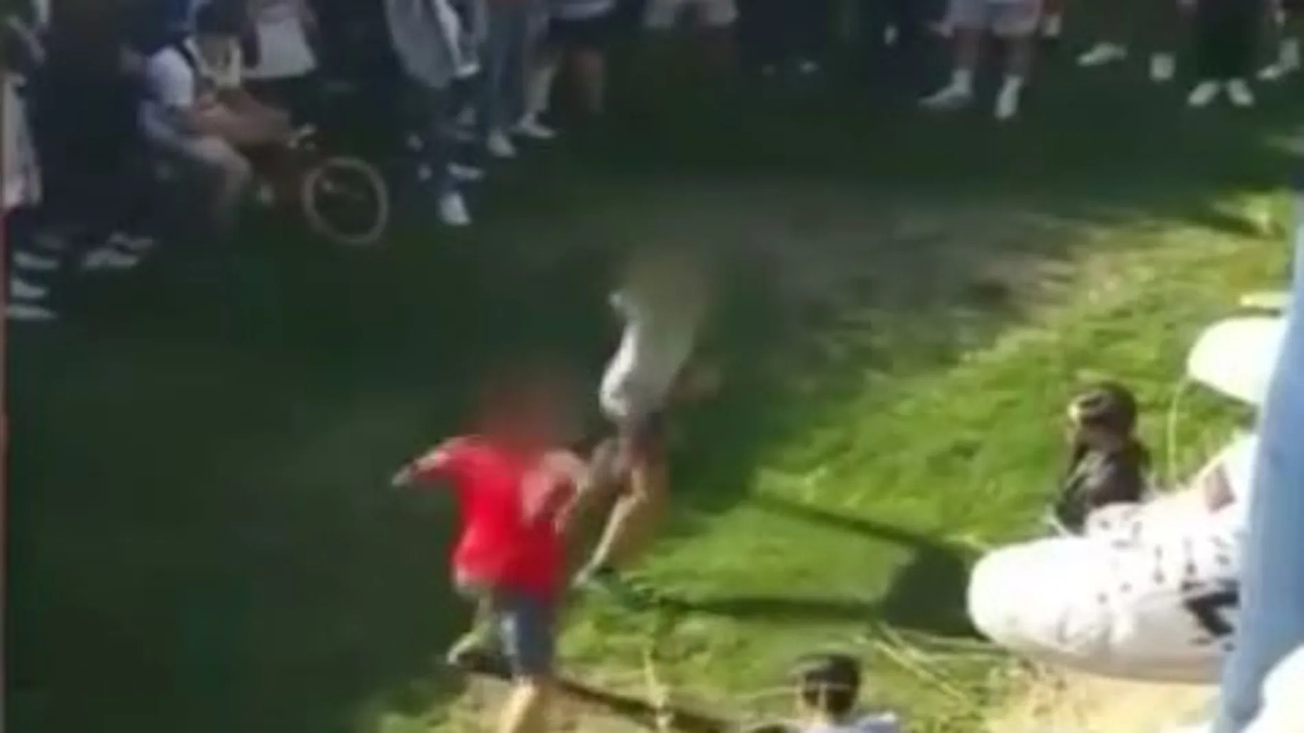 Fotograma de uno de los vídeos que han estado circulando por internet de las peleas entre adolescentes en Lugo