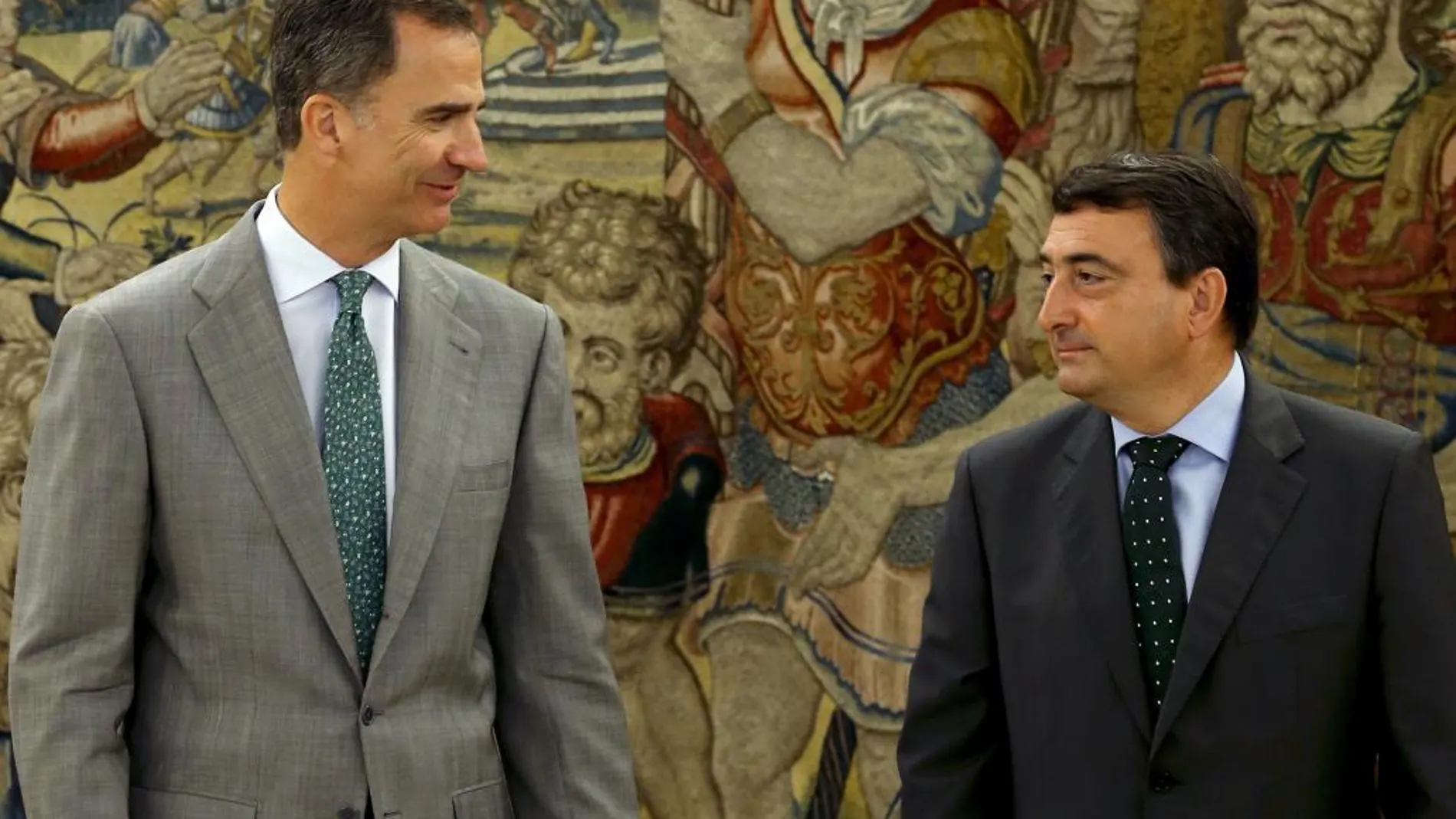 El Rey Felipe recibió en el Palacio de la Zarzuela al portavoz del PNV en el Congreso, Aitor Esteban