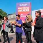 El candidato de En Comú Podem, Jaume Asens, en un acto de campaña junto a Colau y varios dirigentes del partido.