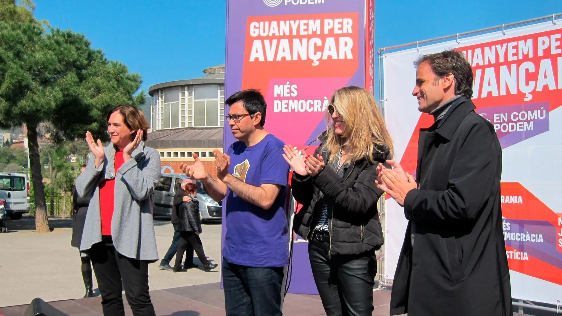 El candidato de En Comú Podem, Jaume Asens, en un acto de campaña junto a Colau y varios dirigentes del partido.