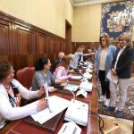 La presidenta de la institución, Ángeles Armisén, saluda a las responsables de diferentes entidades sociales / Diputación de Palencia