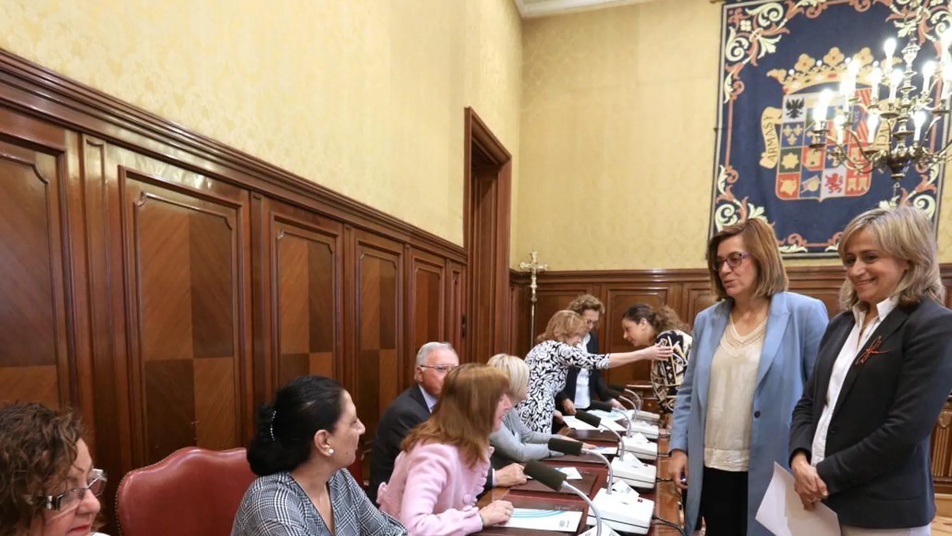 La presidenta de la institución, Ángeles Armisén, saluda a las responsables de diferentes entidades sociales / Diputación de Palencia