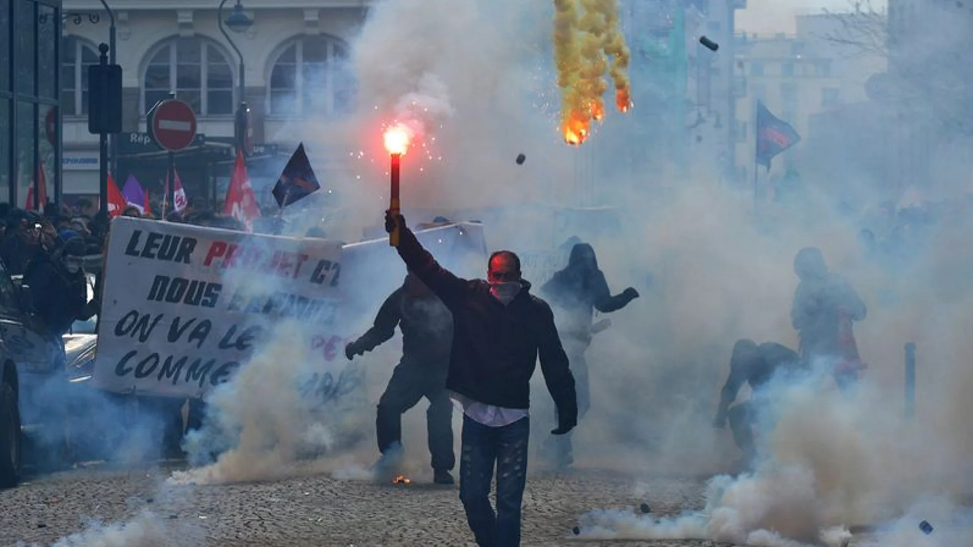 Prisión para seis jóvenes franceses que atacaron un coche policial en una manifestación