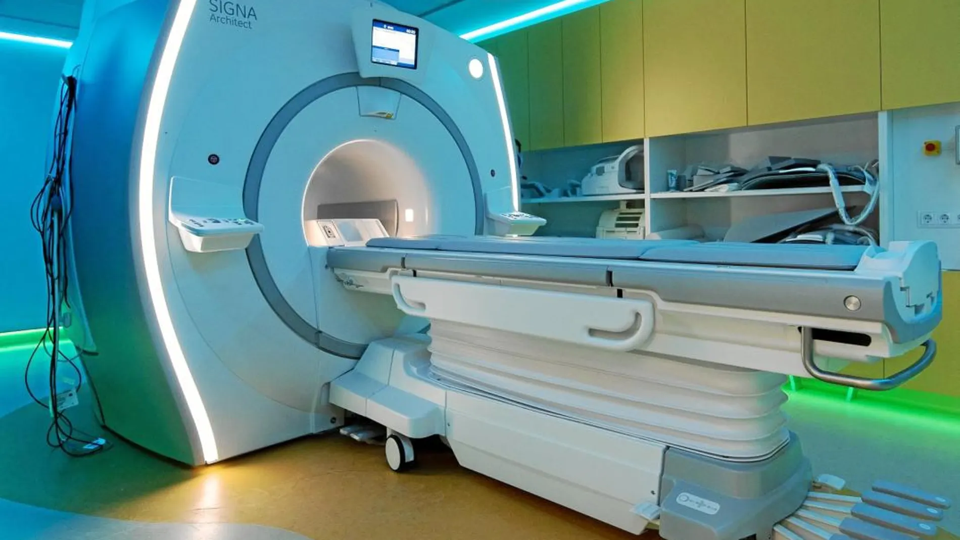 La nueva máquina permite reducir el tiempo de la resonancia, de hora y media a menos de una hora/ Efe