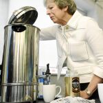 La «premier» británica Theresa May visita ayer una organización de voluntarios que combate la soledad en Vauxhall