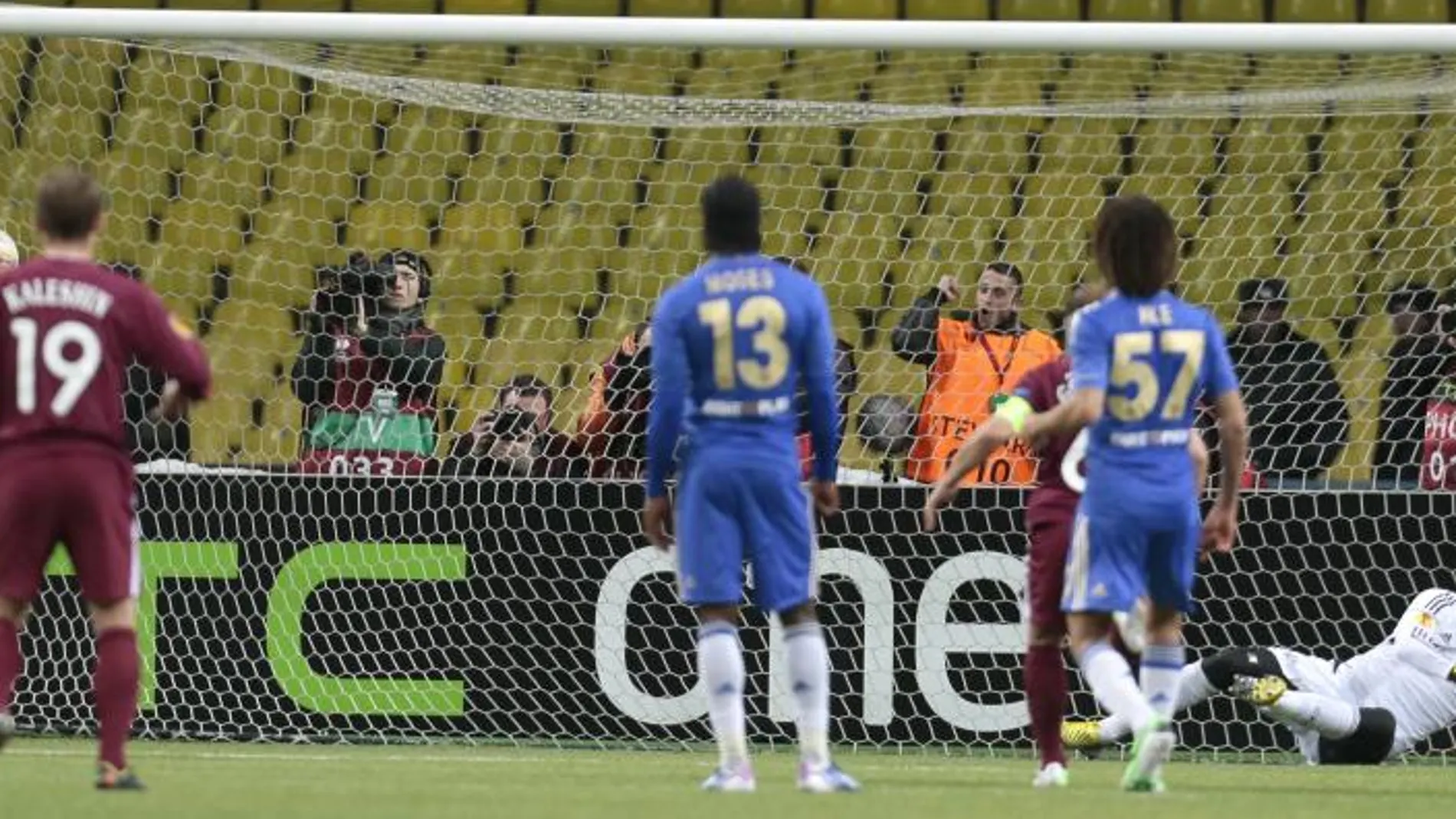Bebras Natcho tra marcar el terder gol contra el Chelsea
