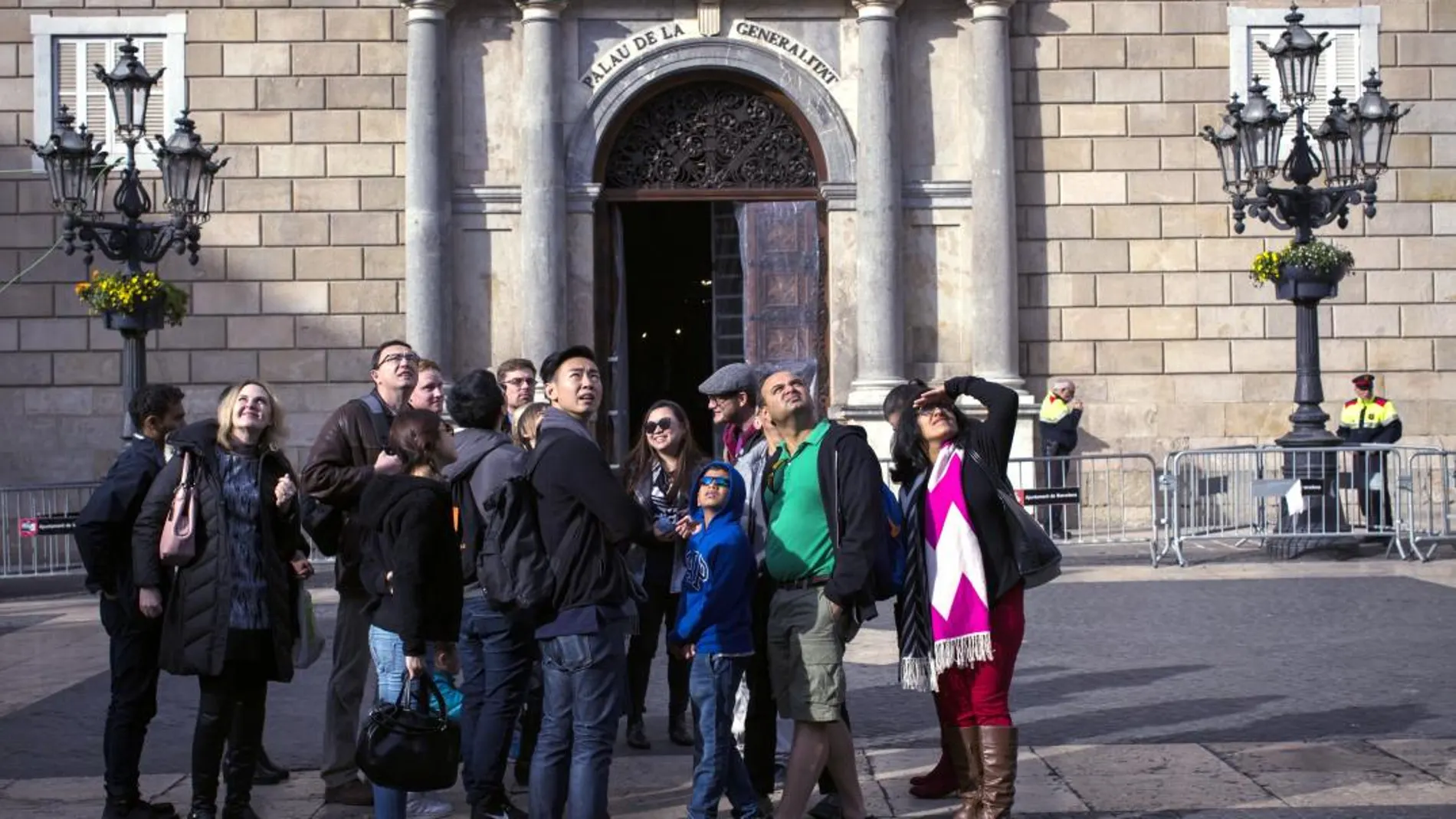 Normalidad en la plaza del Palau, donde tras el 1-O la gente se aglutinaba a favor y en contra de la independencia