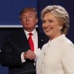 Trump mira a su oponente al final del tercer debate