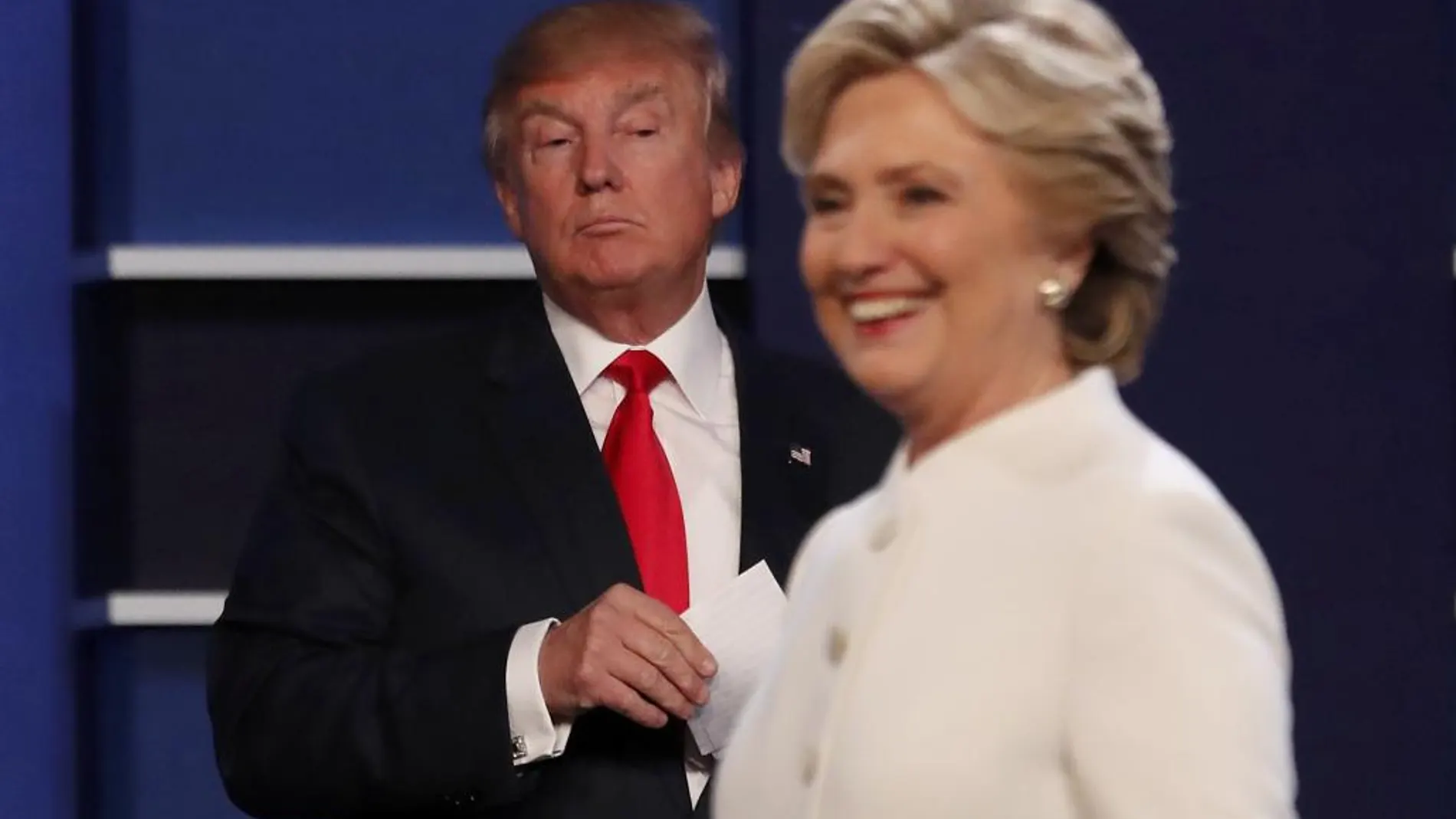 Trump mira a su oponente al final del tercer debate