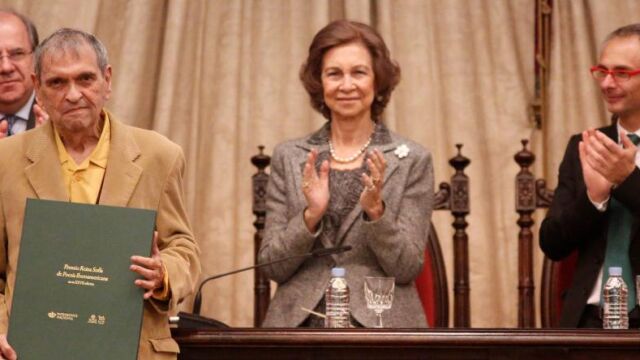 muestra el Premio Reina Sofía de Poesía Iberoamericana a los invitados en el Paraninfo, ante el aplauso de Doña Sofía, el presidente de Castilla y León, Juan Vicente Herrera