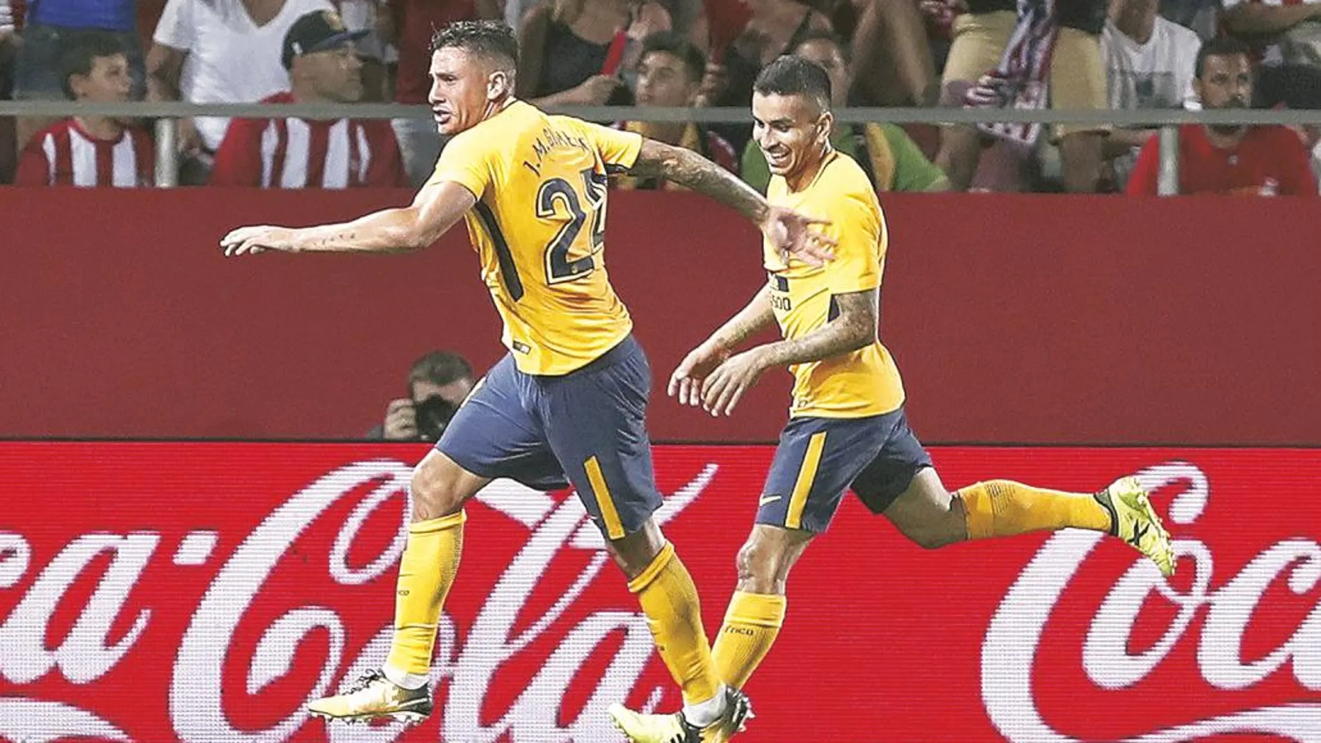 Giménez celebra su tanto con Correa. Los dos fueron los goleadores del Atlético ayer en Montivili