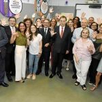 Isidre Fainé saluda a los trabajadores de la Fundación Esperanza