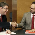 El ministro de Energía, Turismo y Agenda Digital, Álvaro Nadal, saluda al portavoz parlamentario del PSOE, Antonio Hernando