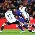 Luis Suárez lucha por un balón contra Francis Coquelin del Valencia