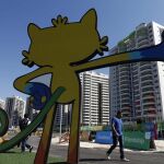 Fotografía donde se ve la silueta de la mascota olímpica de Río 2016, Vinícius, frente a la Villa Olímpica