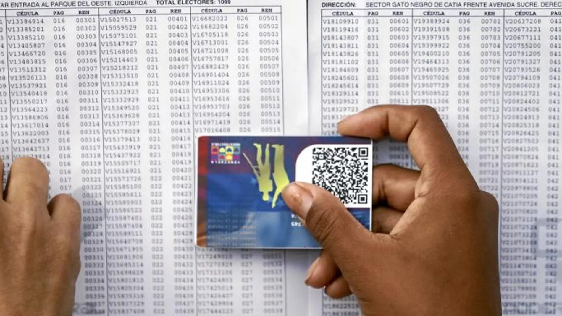 Un venezolano busca su nombre en el censo electoral para la Constituyente, el pasado domingo, en Caracas