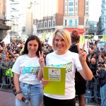 La candidata al Congreso de los Diputados por PACMA, Laura Duarte, acompañada por la presidenta del partido animalista, Silvia Barquero, durante el acto de cierre de campaña que su formación celebra esta tarde en la plaza de Callao, en Madrid