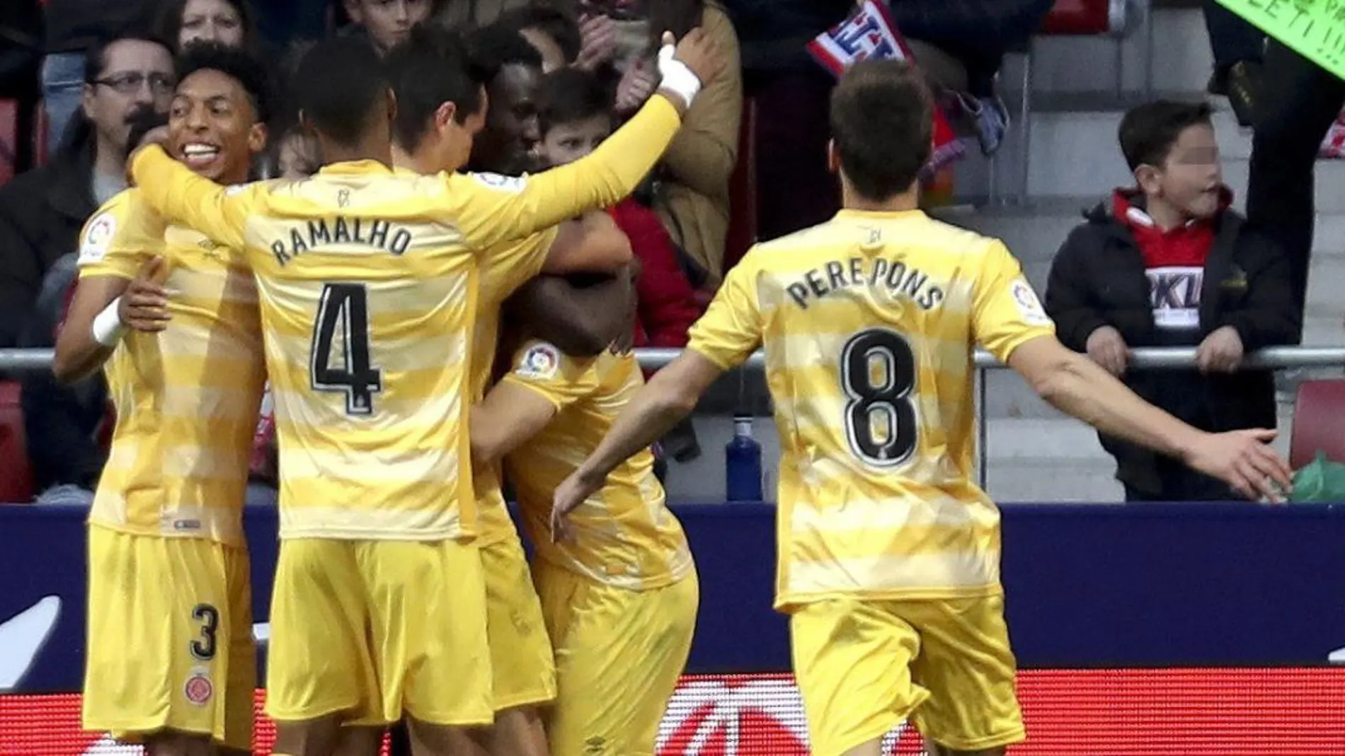 Los jugadores del Girona celebran el gol marcado por su compañero, Cristian Portugués, ante el Atlético de Madrid. EFE/Ballesteros