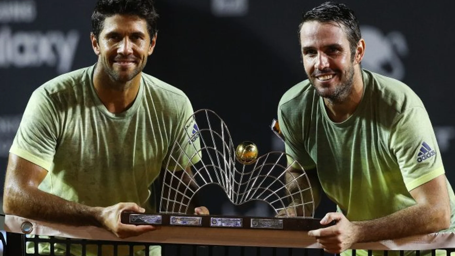 Fernando Verdasco y David Marrero posan con el título de dobles que lograron en el último Abierto de Río / Efe