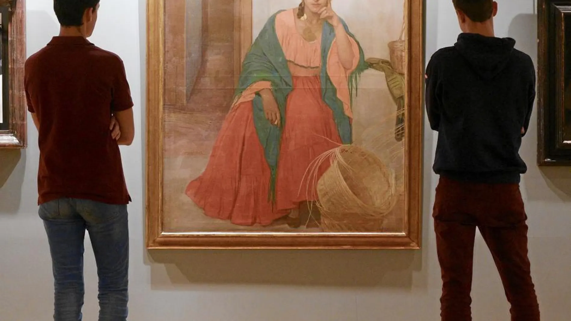 Dos estudiantes observan un cuadro de Anselmo Miguel Nieto en el colegio Nuestra Señora de Lourdes de Valladolid